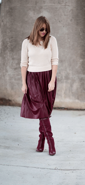 Gonna lunga bordeaux abbinata a maglioncino beige
