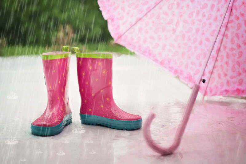 Abbinare gli stivali della pioggia ll'ombrello