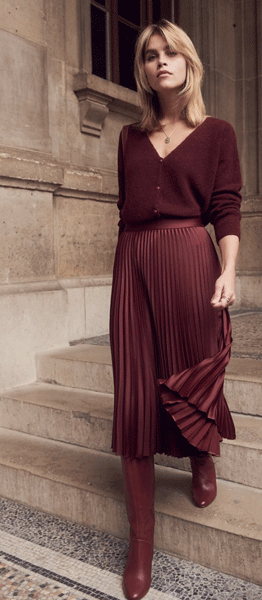 Stivali bordeaux abbinati a gonna e maglione bordeaux