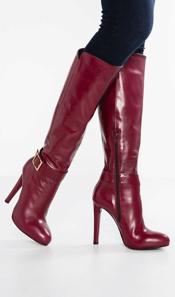 Stivali in pelle bordeaux abbinati a blue jeans