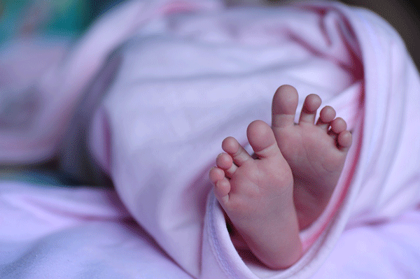 Piedi scalzi di un bambino neonato