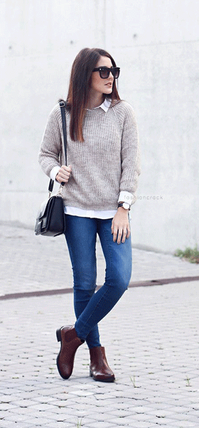 Beatles bordeaux abbinati a maglione grigio e camicia bianca