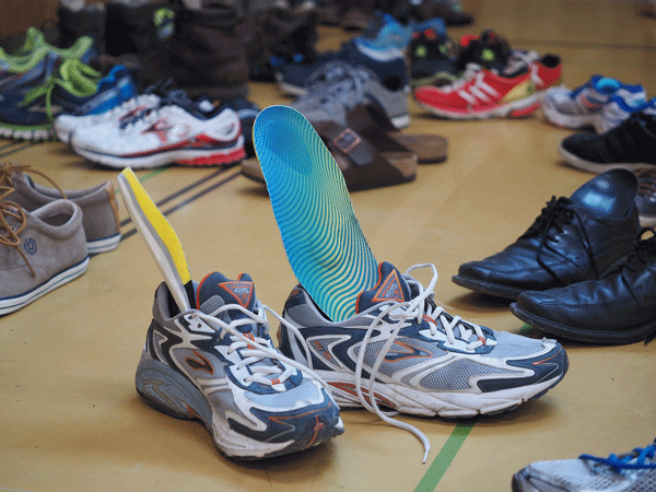 Soletta inserita in un paio di scarpe da ginnastica