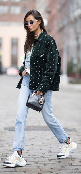 sneakers chunky abbinate a jeans