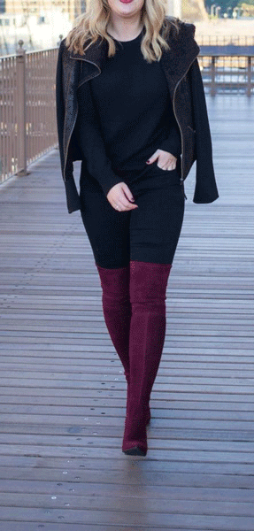 Pantaloni e maglia neri abbinati a stivali alti bordeaux