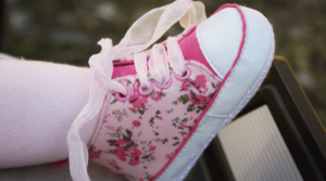 Come insegnare ai bambini ad allacciare le scarpe