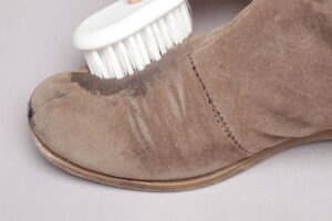pulire scarpe in camoscio